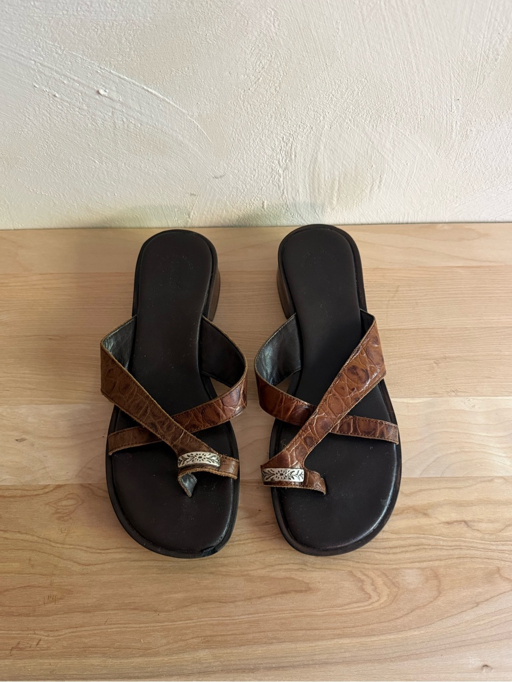 Vintage 90s | Sieg | Brown Leather Toe Loop Sandals | EU38 US 7.5 Made in Italy